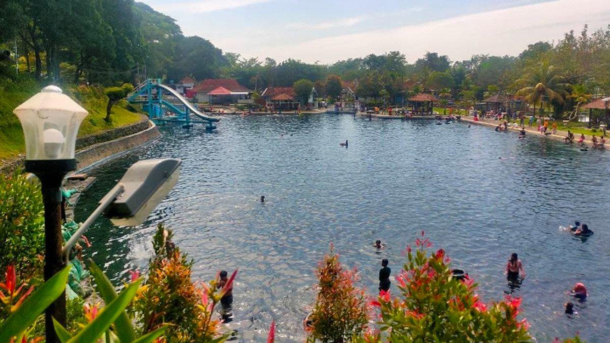 WISATA AIR - Potret Pemandian Alam Selokambang disadur dari Kompas.com pada Jumat (2/5/2025). Pemandian Alam Selokambang berada di Desa Purwosono, Kecamatan Sumbersuko, Kabupaten Lumajang, Jawa Timur.