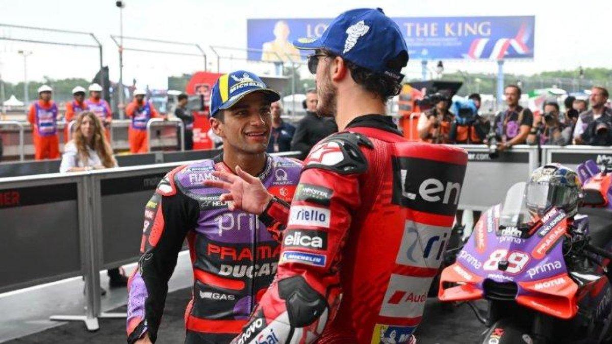 Pembalap Ducati Lenovo, Pecco Bagnaia ketika berbicara dengan pembalap Prima Pramac, Jorge Martin di Parc Ferme MotoGP Thailand 2024.