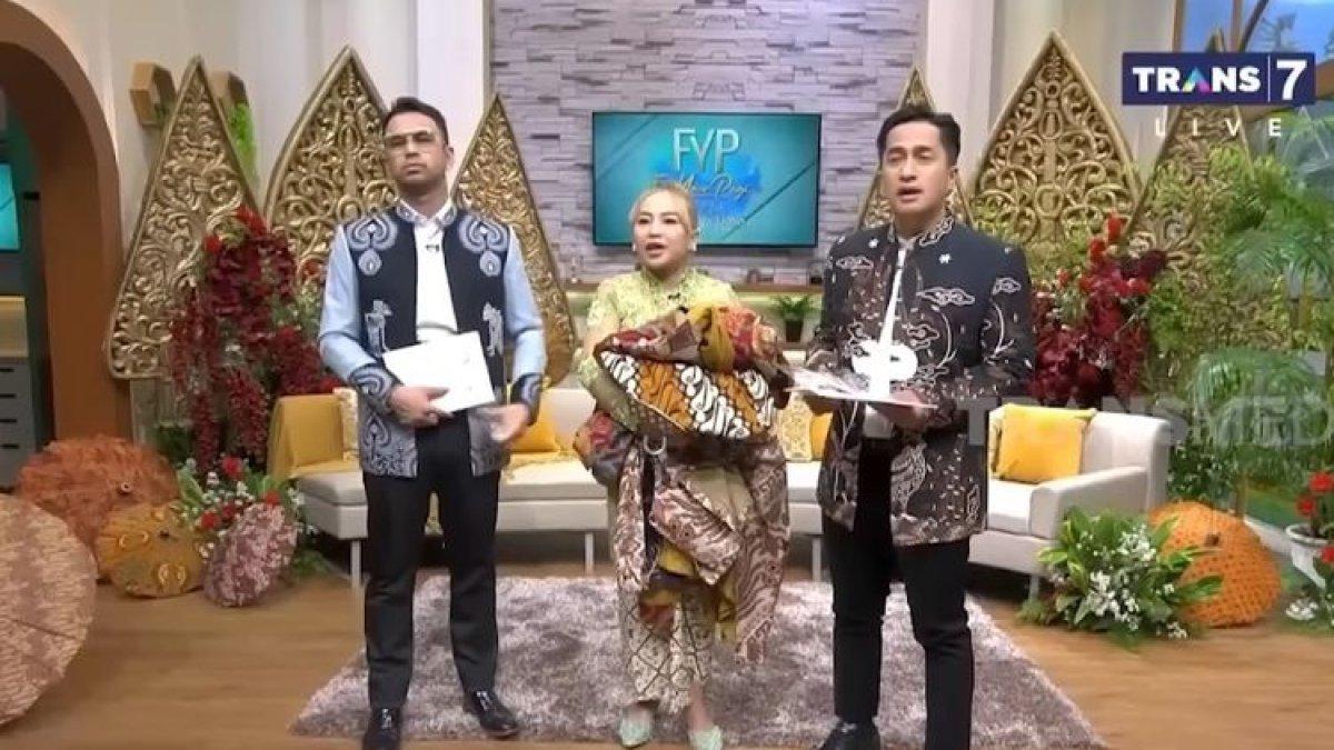 Pembawa acara (dari kiri) Raffi Ahmad, Mpok Alpa, dan Irfan Hakim menunjukkan undangan pernikahan Kaesang Pangarep dan Erina Gudono di program FYP di Trans7.