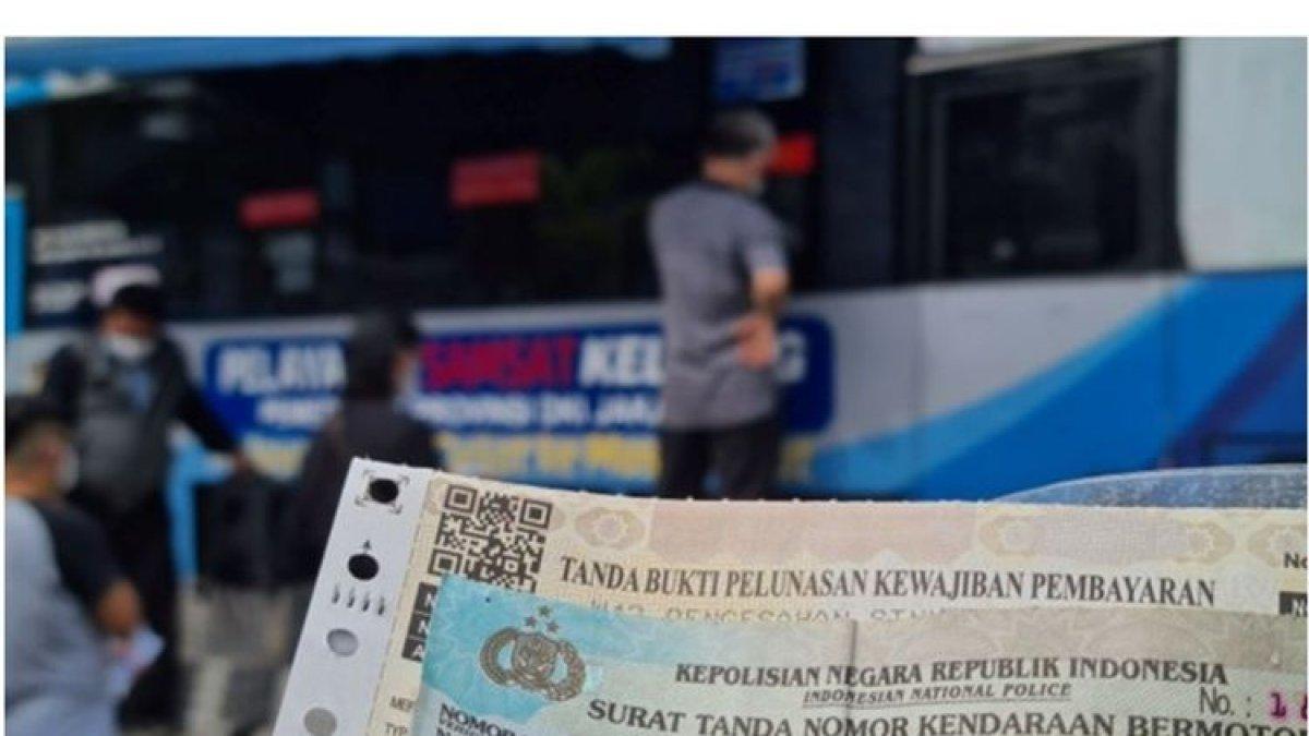 Pembayaran pajak kendaraan diwakilkan orang lain.