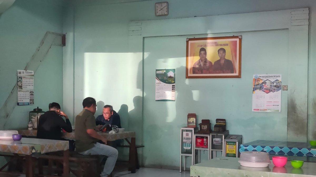 SOP AYAM KLATEN: Pembeli di Sop Ayam Pak Min Klaten yang eksis sejak tahun 1960-an kerap jadi jujugan tempat sarapan enak di pagi hari, Kamis (19/1/2023)