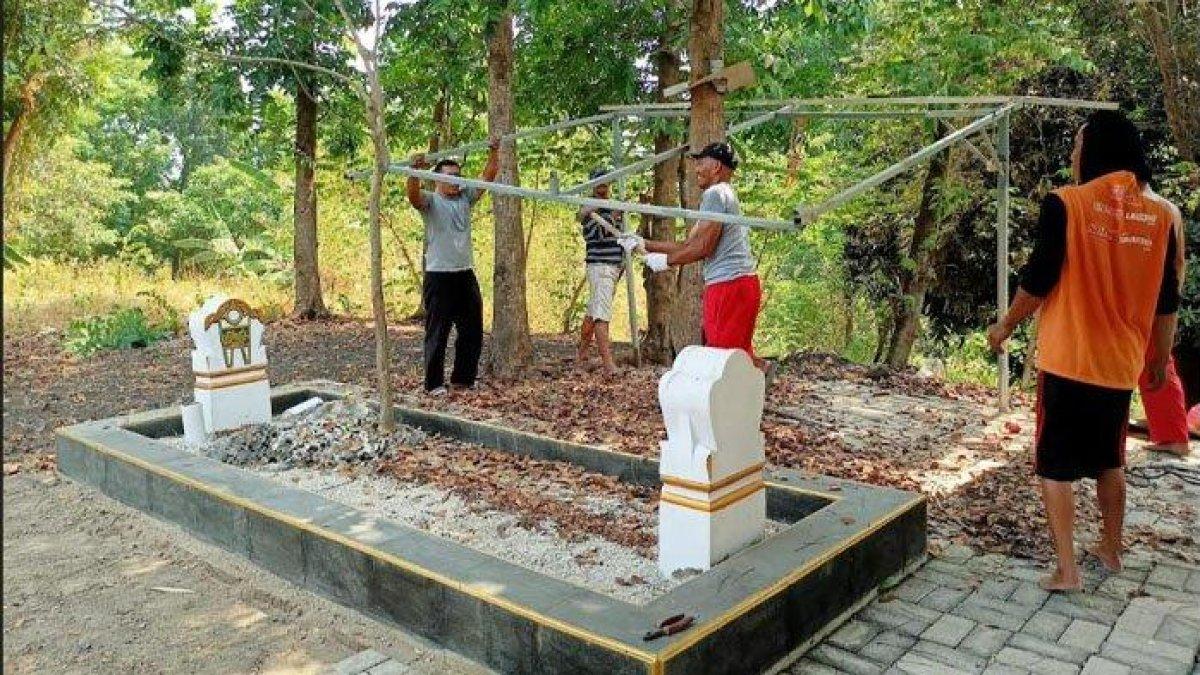 Pembongkaran makam palsu di Manyar, Kabupaten Gresik, Rabu (20/9/2023).