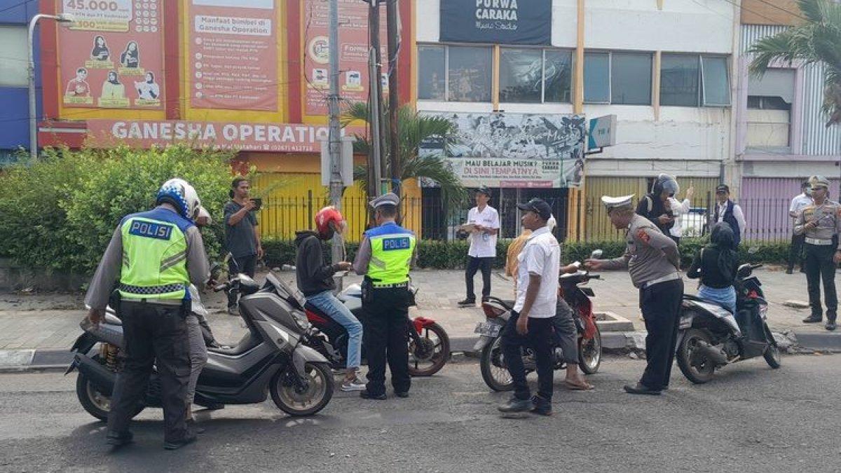 Pemeriksaan pajak kendaraan bermotor di Bundaran Mega M, Karawang, Jawa Barat, Rabu (7/6/2023).