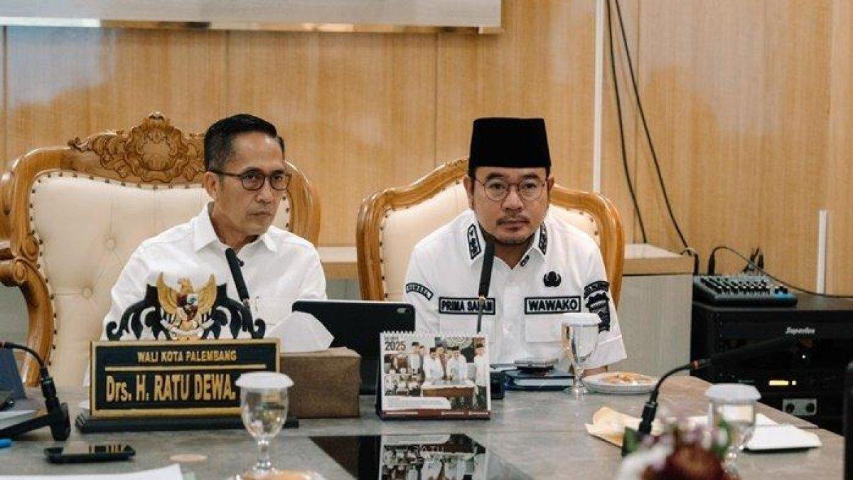 100 HARI KERJA - Pemerintah Kota Palembang di bawah kepemimpinan Wali Kota H. Ratu Dewa bersiap melakukan transformasi besar terhadap wajah kota. Salah satu langkah awal yang akan dilakukan adalah penataan kabel optik yang selama ini semrawut dan merusak estetika kota.