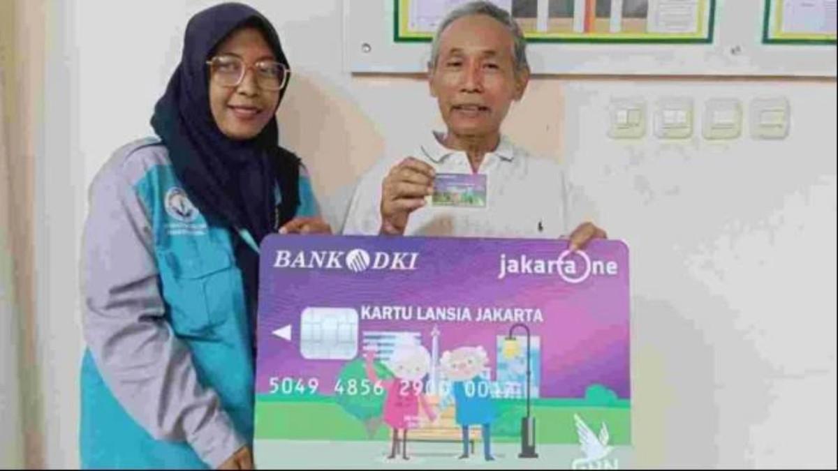 BANSOS DKI JAKARTA - Pemerintah Provinsi DKI Jakarta menyalurkan bantuan sosial Pemenuhan Kebutuhan Dasar (PKD) salah satunya Kartu Lansia Jakarta (KLJ).