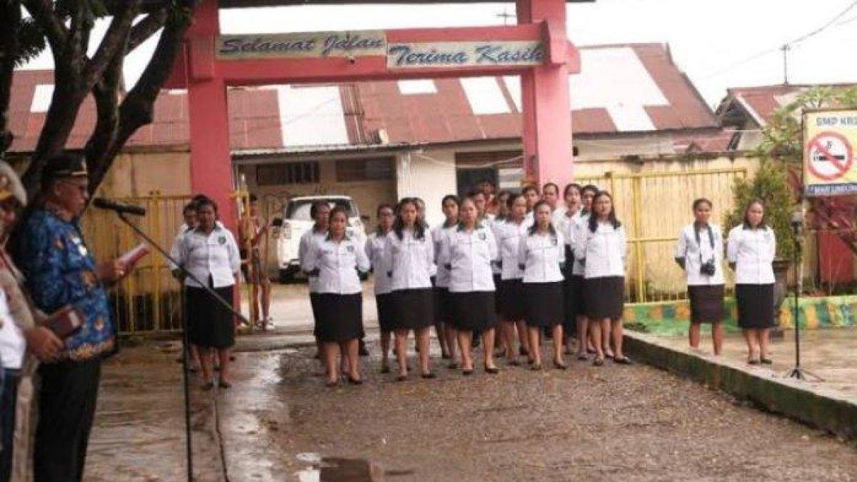 100 HARI KERJA - Pemerintah Sumba Barat memimpin apel pagi serentak di enam SMP dalam wilayah Kecamatan Kota Waikabubak, Sumba Barat, Senin (17/3/2025).
