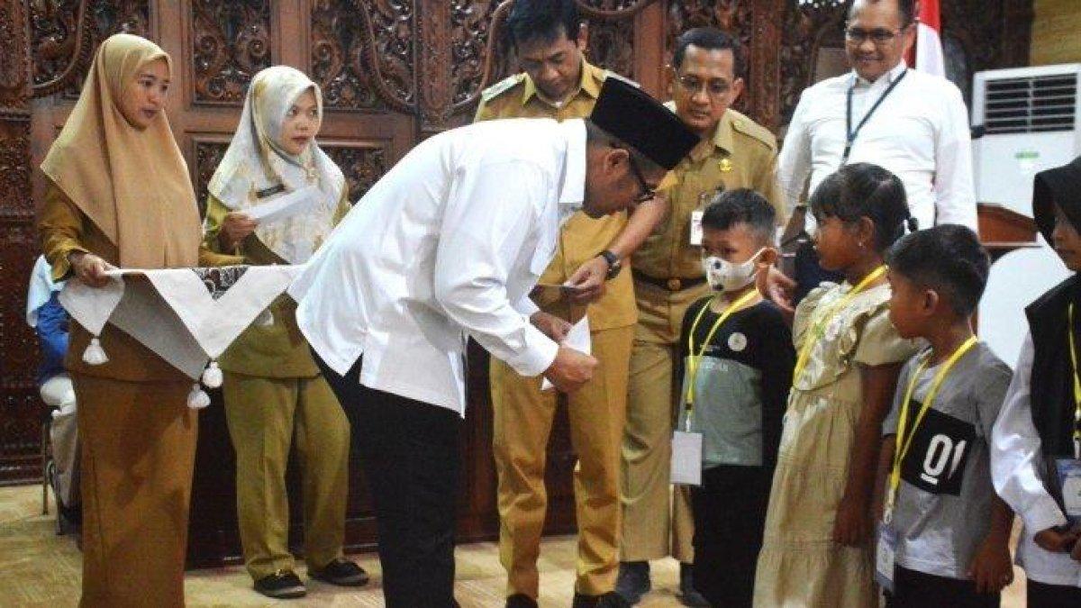 PROGRAM BUPATI BATANG - Pemerintah Kabupaten Batang melalui Dinas Sosial menyerahkan bantuan sosial berupa uang santunan kepada anak yatim, piatu dan yatim piatu tahun 2025 Tahap I di Aula Bupati Batang, Kabupaten Batang, Selasa (3/6/2025).Sebanyak 1.010 anak menerima santunan senilai Rp1 juta per orang.