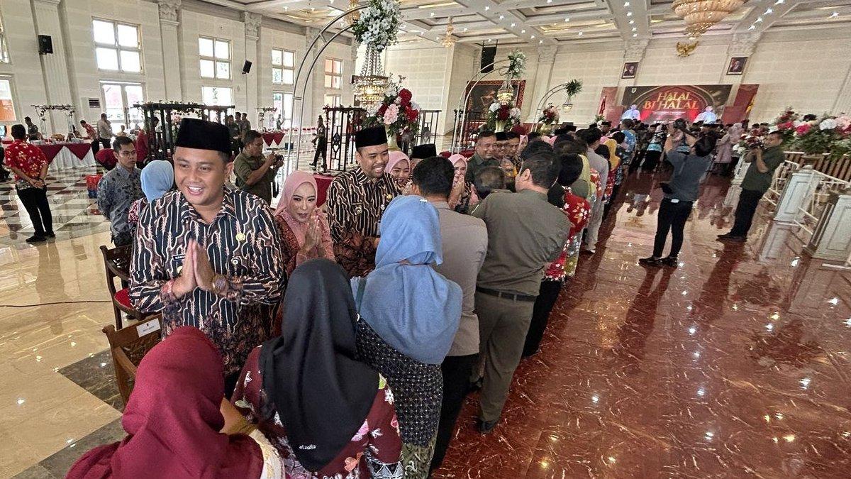 Pemkab Klaten menggelar tradisi halal bihalal pada hari pertama masuk kerja usai libur Idulfitri 1446 Hijriyah atau 2025 Masehi, di Grha Bung Karno (GBK), pada Selasa (8/4/2025).