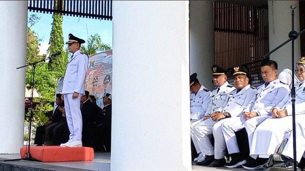 100 HARI KERJA - Pemerintah Kabupaten (Pemkab) Mamuju melaksanakan upacara peringatan Hari Otonomi Daerah ke 29 tahun 2025 di halaman Kantor Bupati Mamuju, Jl Soekarno Hatta Kelurahan Karema, Kabupaten Mamuju, Sulawesi Barat (Sulbar), Kamis (25/4/2025).