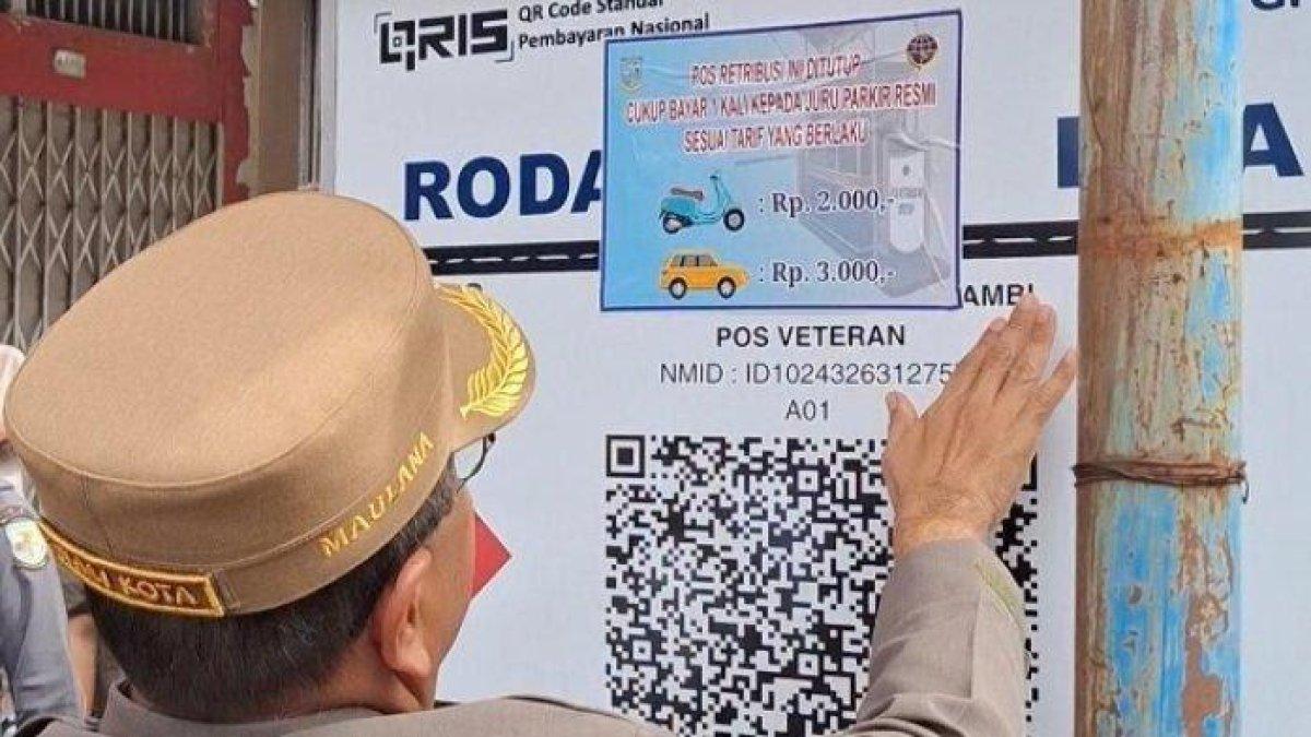 100 HARI KERJA - Pemerintah Kota (Pemkot) Jambi menegaskan komitmennya memberantas parkir liar di sejumlah titik, menjadikannya sebagai salah satu program prioritas dalam 100 hari kerja Wali Kota Maulana.