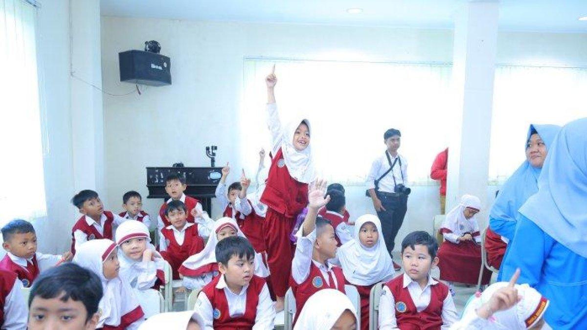 PROGRAM WALI KOTA PALEMBANG - Ilustrasi siswa SD. Menyambut tahun ajaran baru, Pemerintah Kota (Pemkot) Palembang memastikan akan membagikan seragam sekolah gratis untuk murid baru kelas 1 SD dan kelas 7 SMP negeri. Program ini merupakan bagian dari visi-misi Wali Kota dan Wakil Wali Kota Palembang, Ratu Dewa-Prima Salam (RDPS), melalui program unggulan Palembang Cerdas.