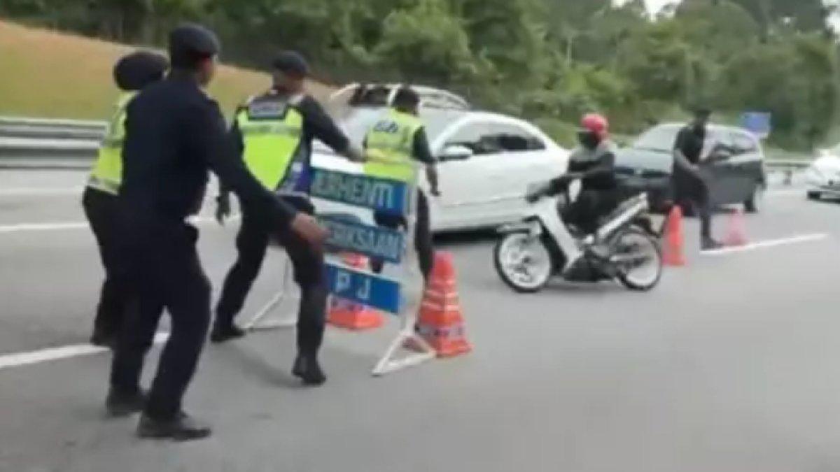 Pemotor ini nekat terabas razia motor dan akhirnya berakhir menabrak petugas, tubuhnya pun langsung terpelanting terbang.