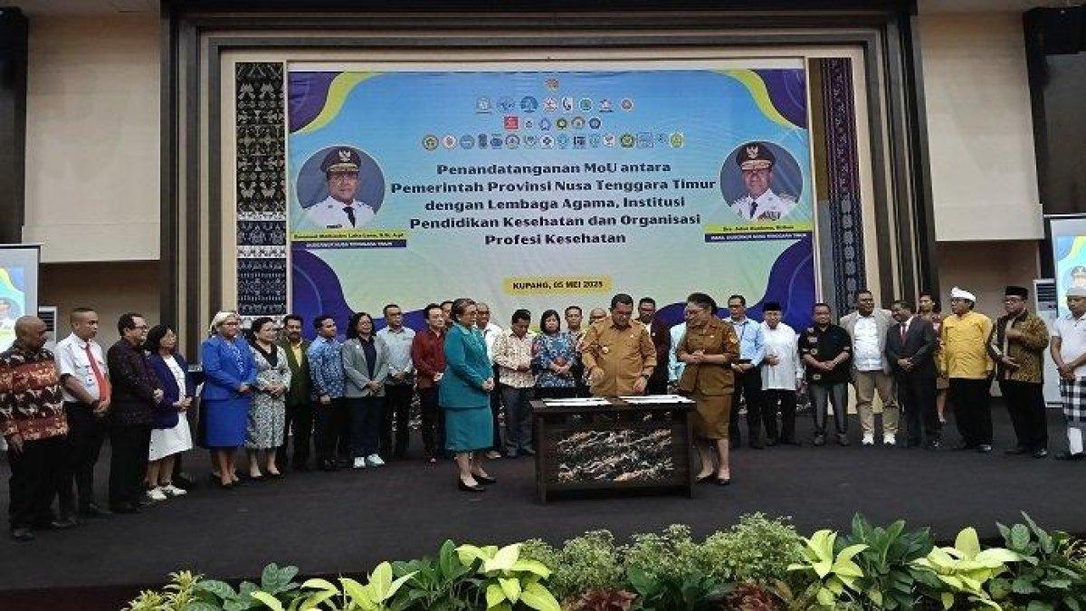 100 HARI KERJA - Dalam rangka meningkatkan layanan dan percepatan pembangunan kesehatan, Pemprov NTT menandatangani MoU dengan 8 lembaga keagamaan, 21 organisasi profesi kesehatan, dan 5 institusi pendidikan kesehatan di Aula El Tari, Senin (5/5/2025).