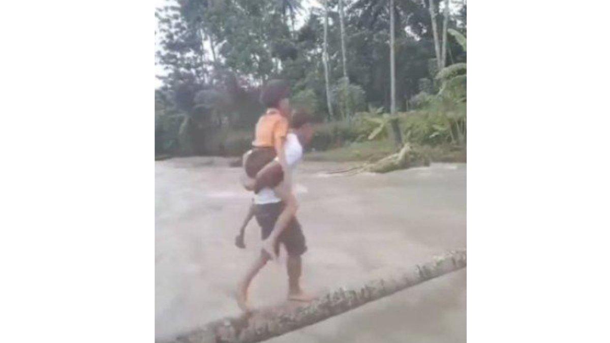 Pemuda bantu murid SD seberangi sungai