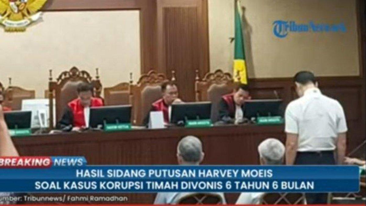 Penampakan Harvey Moeis yang Sempat tertunduk saat mendengar vonis 6,5 tahun penjara di sidang kasus korupsi tata niaga timah di Pengadilan Tipikor Jakarta, Senin (23/12/2024).