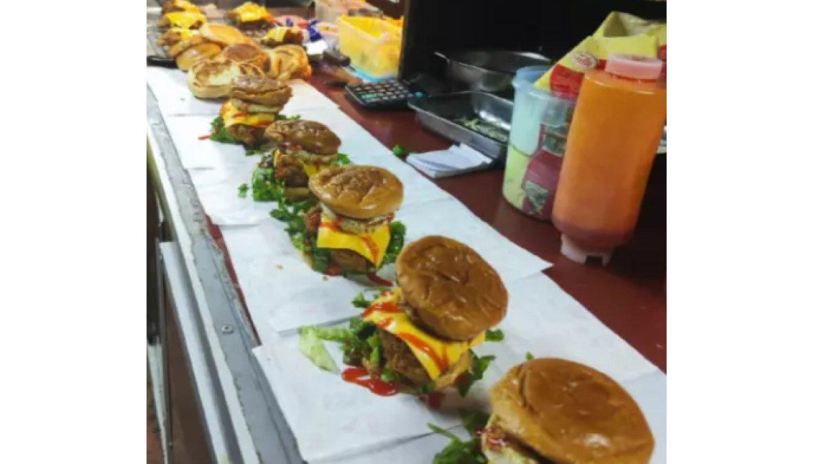 Penampakan burger yang dipesan pelanggan tak bertanggung jawab
