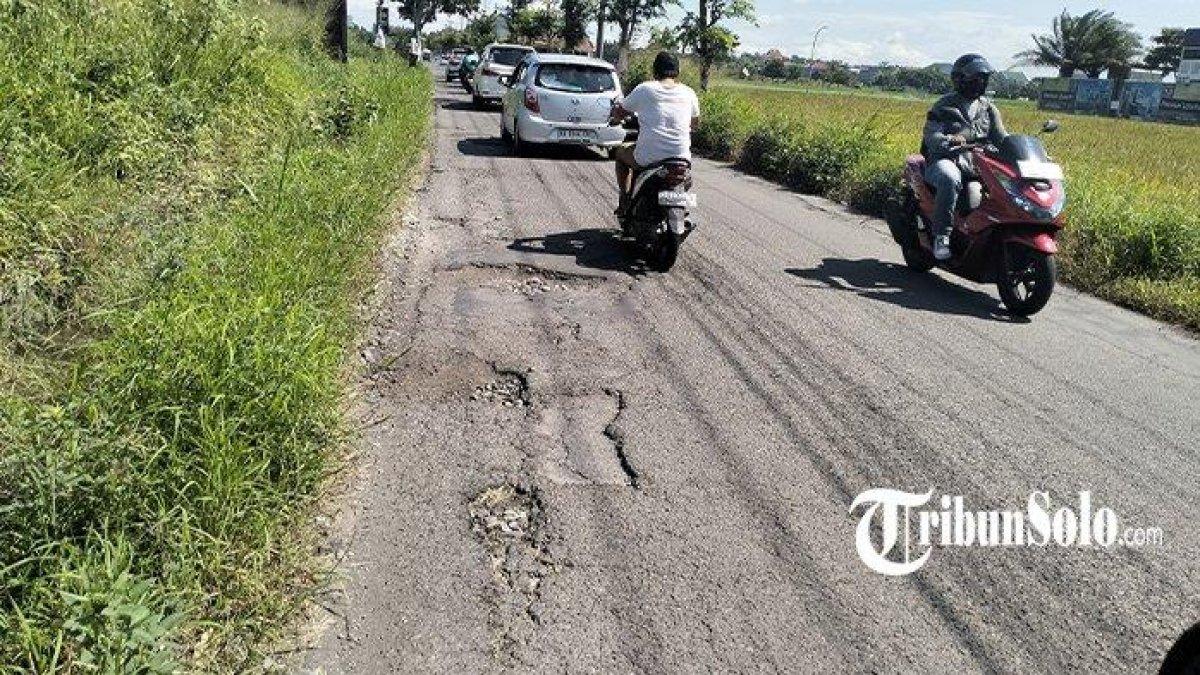 JALAN RUSAK KARANGANYAR - Penampakan jalan rusak di Baturan-Klodran, Kecamatan Colomadu, Kabupaten Karanganyar, Kamis (6/2/2025). Pengentasan jalan berlubang di Karanganyar menjadi salah satu dari tujuh program Bupati dan Wakil Bupati Karanganyar terpilih Rober Christanto - Adhe Eliana.