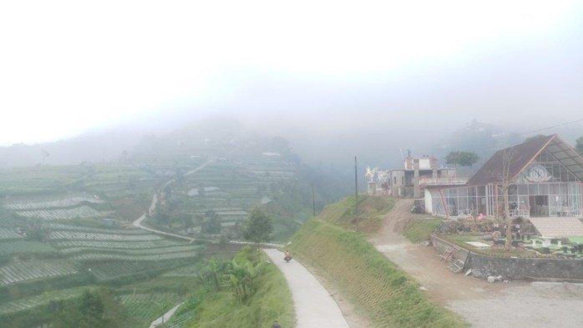 WISATA DI MAGELANG - Penampakan keindahan alam Negeri Kahyangan dilihat dari menara kastil di Magelang, beberapa waktu lalu.