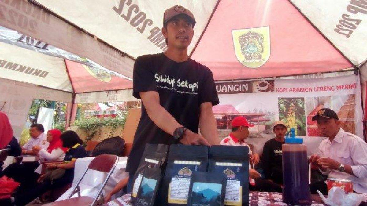 KOPI KHAS KLATEN - Penampakan kopi sapuangin khas Merapi Klaten yang dikemas dalam ukuran 200 gr di Pasar Tani Klaten, Rabu (9/8/2023).