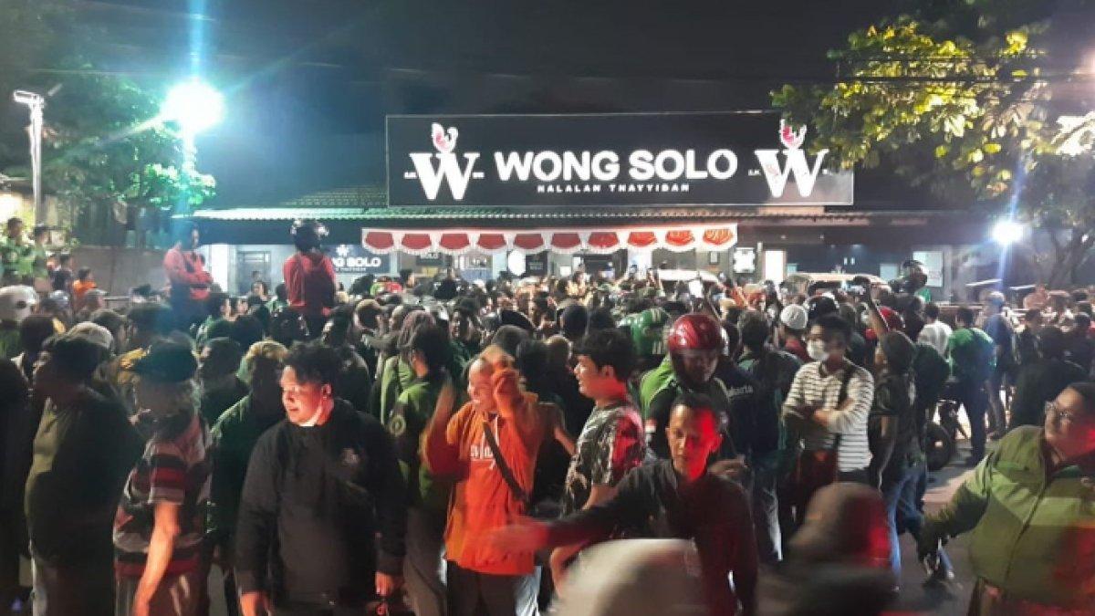 Penampakan massa yang mengepung warung makan Ayam Bakar Wong Solo, Tebet, Jakarta Selatan, Selasa (15/8/2023).