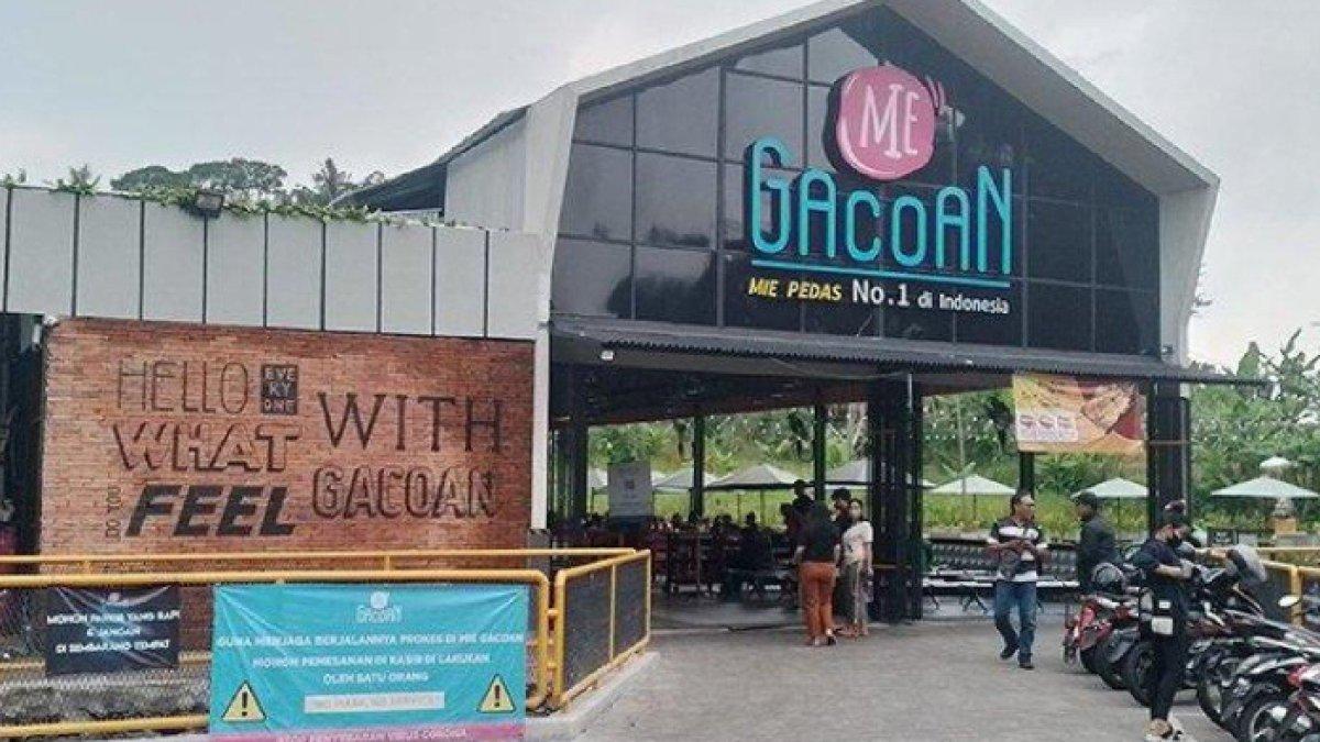 Penampakan sekelompok pria bergamis dan bersorban seolah sedang meruqyah Warung Mie Gacoan di Madura