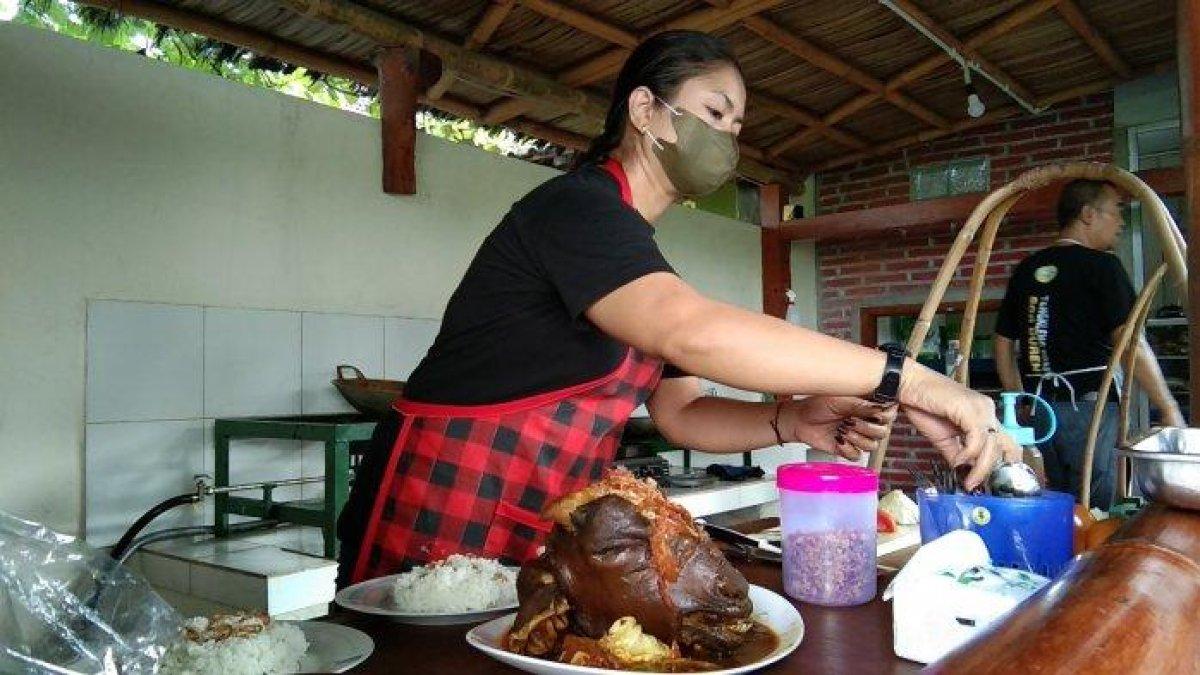 KULINER: Penampakan tengkleng ndas utuh yang dijual di warung tengkleng sor duren, Jatimulyo, Pedan, Klaten, Rabu (18/5/2022