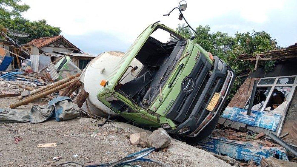 Penampakan tronton bermuatan semen yang menghantam empat m