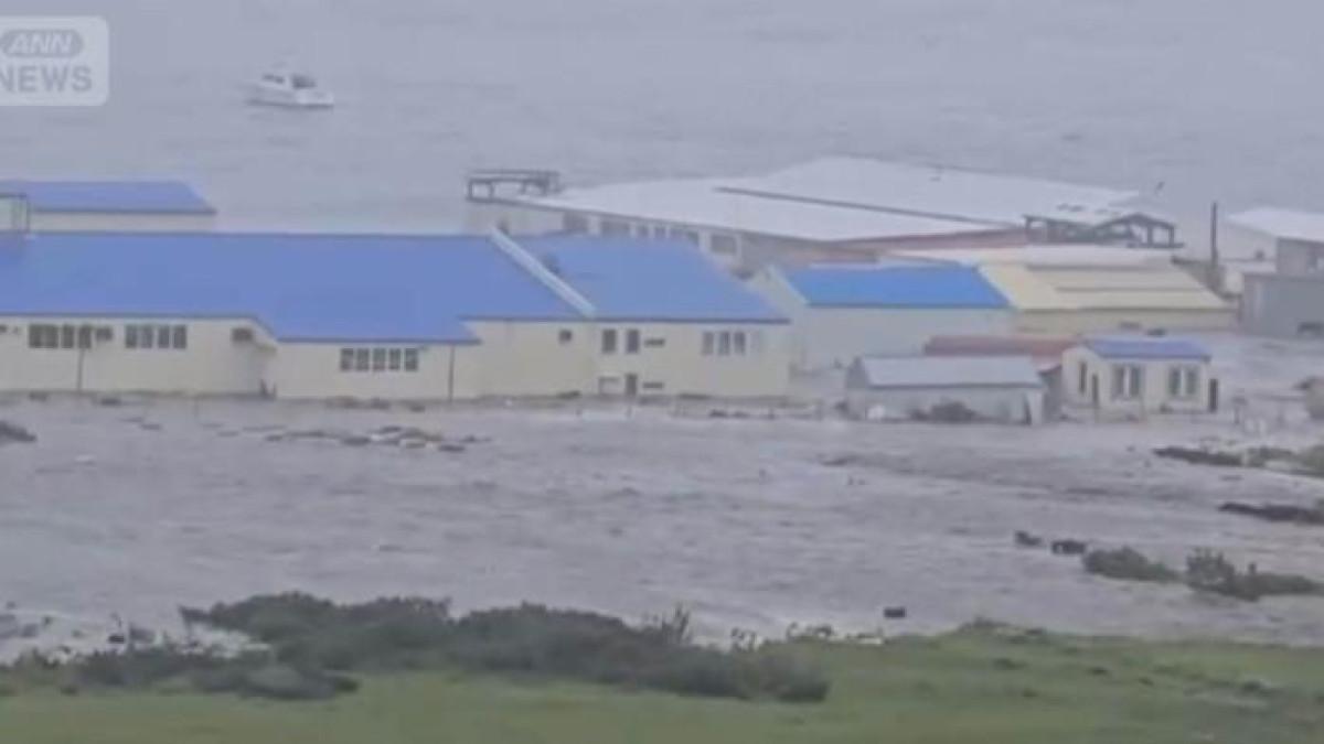 TSUNAMI RUSIA - Penampakan tsunami, gempa bumi dahsyat di Semenanjung Kamchatka memicu tsunami di Timur Jauh Rusia. Gelombang tsunami melanda Kepulauan Kuril utara Rabu dini hari menyusul gempa bumi dahsyat di Samudra Pasifik, yang mendorong evakuasi penduduk dari kota pesisir Rusia Severo-Kurilsk, pejabat daerah telah mengonfirmasi.