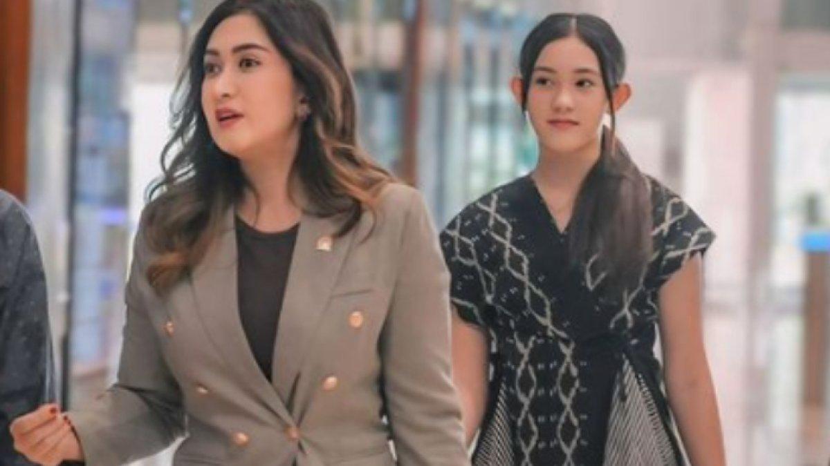 Penampilan memesona Mikhaela Lee saat menemani Nafa Urbach berkantor di DPR RI.