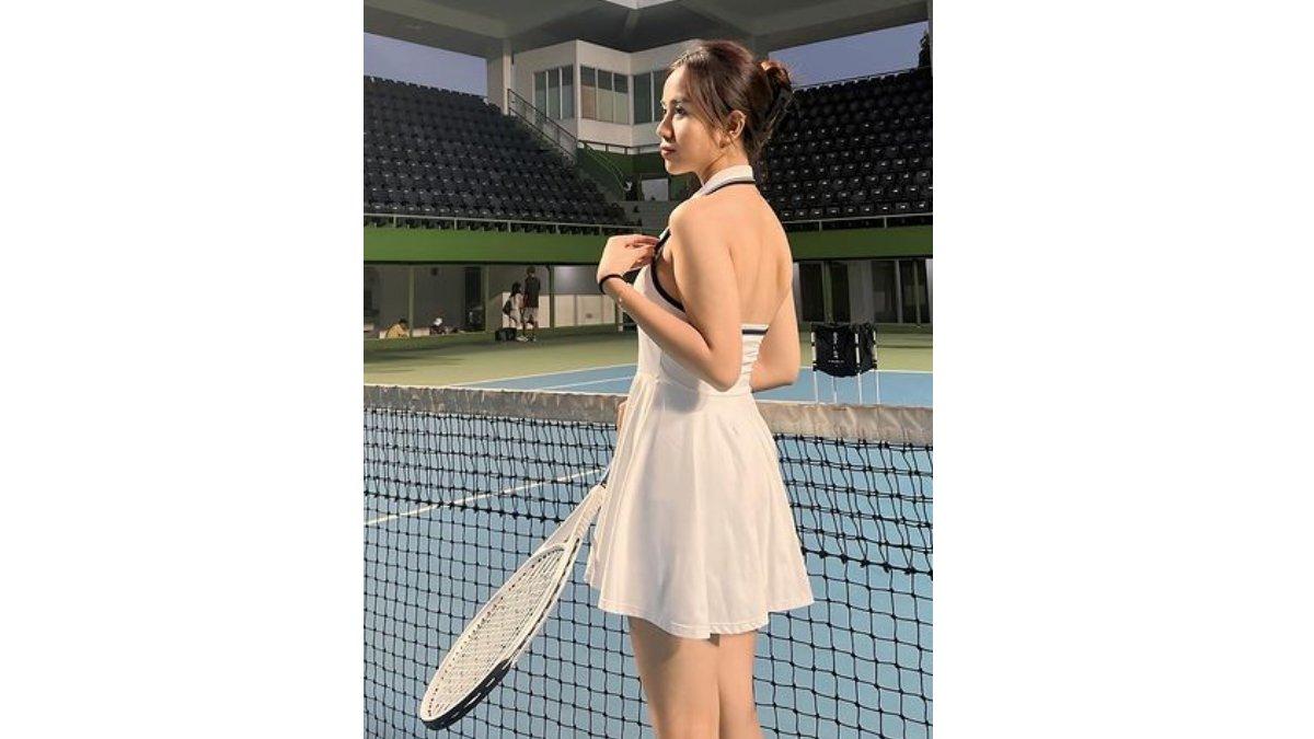 Penampilan sporty Mayang Lucyana.