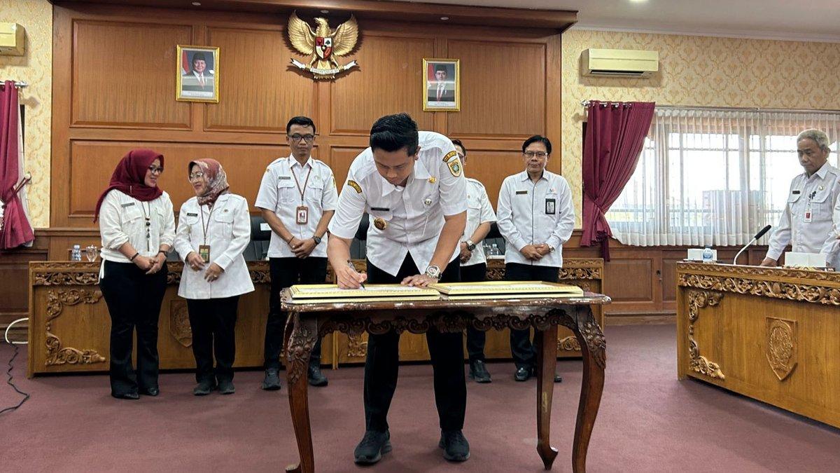 DESA CANTIK KLATEN - Penandatanganan kesepakatan pencanangan Desa Cantik oleh Bupati Klaten Hamenang Wajar Ismoyo dalam acara yang digelar di ruang rapat Bagian Anggaran DPRD Klaten, Rabu (7/5/2025).