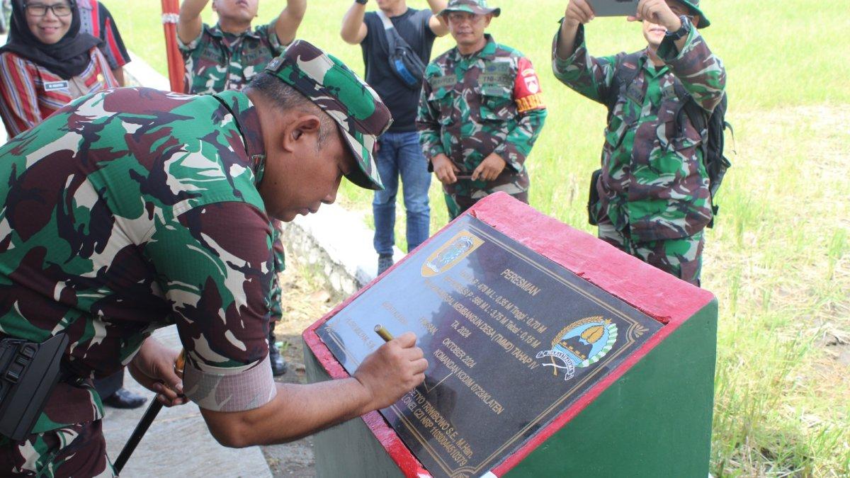 Penandatanganan prasasti di lokasi sasaran fisik TMMD Sengkuyung Tahap IV Desa Pakisan, Kecamatan Cawas, Klaten Tahun Anggaran 2024, pada Kamis (31/10/2024)