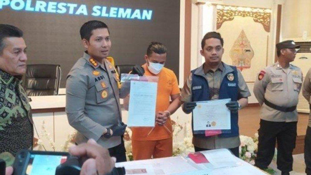 Kapolresta Sleman, Kombes Pol Yuswanto Ardi, didampingi Kasat Reskrim Polresta Sleman AKP Riski Adrian, dan bersama Presiden Direktur PT PSS Gusti Randa, saat konferensi pers di Mapolresta Sleman, Selasa (30/1/2024) terkait penangkapan dokter gadungan Elwizan.