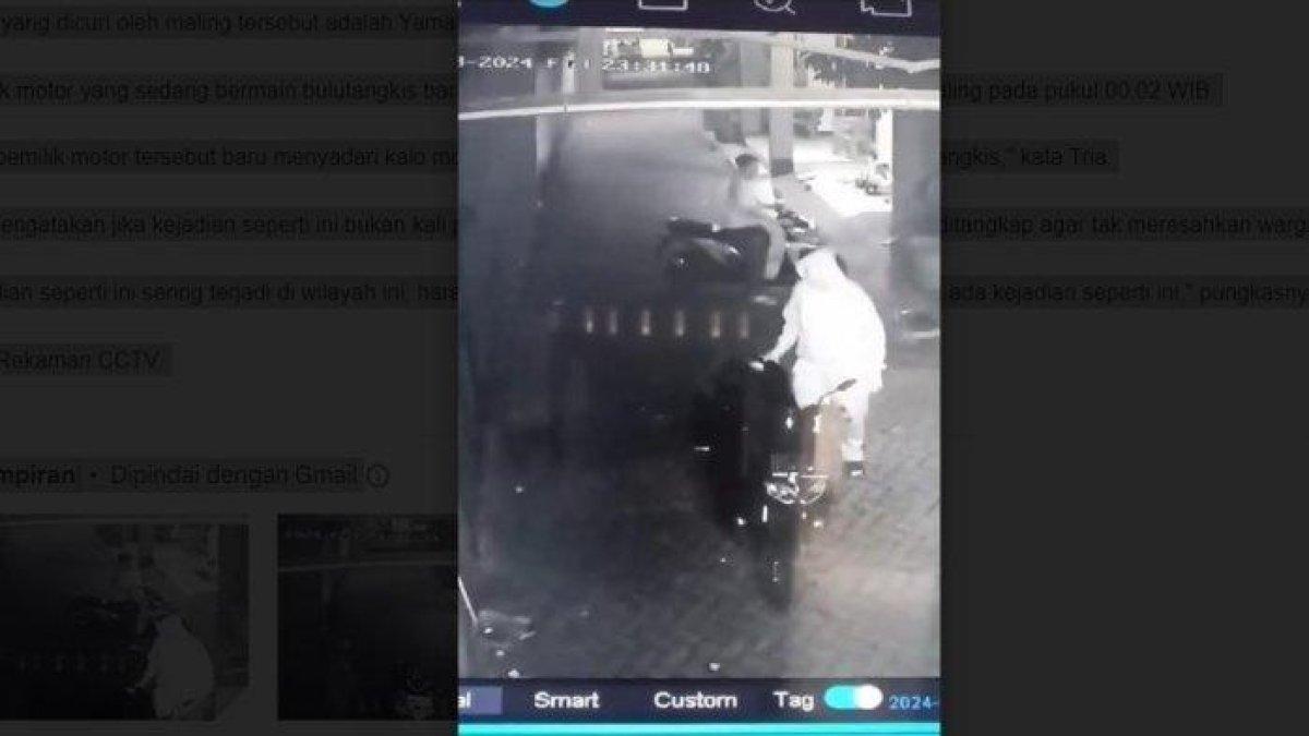 Aksi pencurian motor terjadi di depan Hall Bulutangkis di kawasan Pondok Aren, Tangerang Selatan. Aksi pencurian motor tersebut terekam kamera pengawas atau CCTV berdurasi 1 menit pada Jumat (8/3/2024) pukul 23.30 WIB.