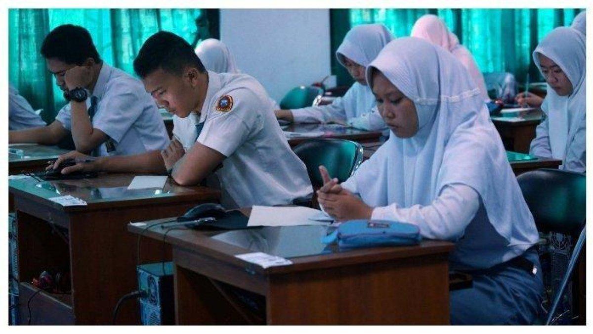 Ilustrasi pelajar SMA belajar. Soal Pendidikan Agama Islam PAI Kurikulum Merdeka Kelas XI 11 SMA MA Halaman 132 133 terbaru tahun ajaran 2023, Kenakalan pelajar atau remaja.