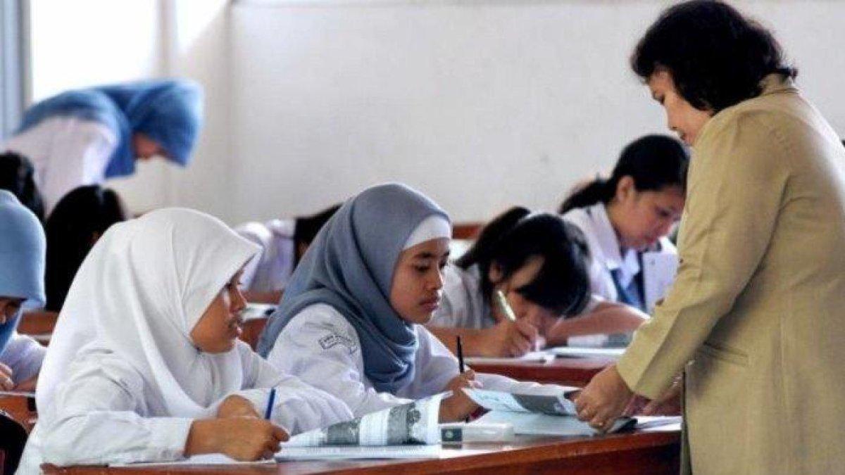 Ilustrsi para siswa SMP sedang belajar. Jawaban 'Tuliskan kewajiban yang harus dipenuhi oleh setiap warga negara dalam melaksanakan hak berpendapat!' Pendidikan Pancasila Kelas 9 hal 79.