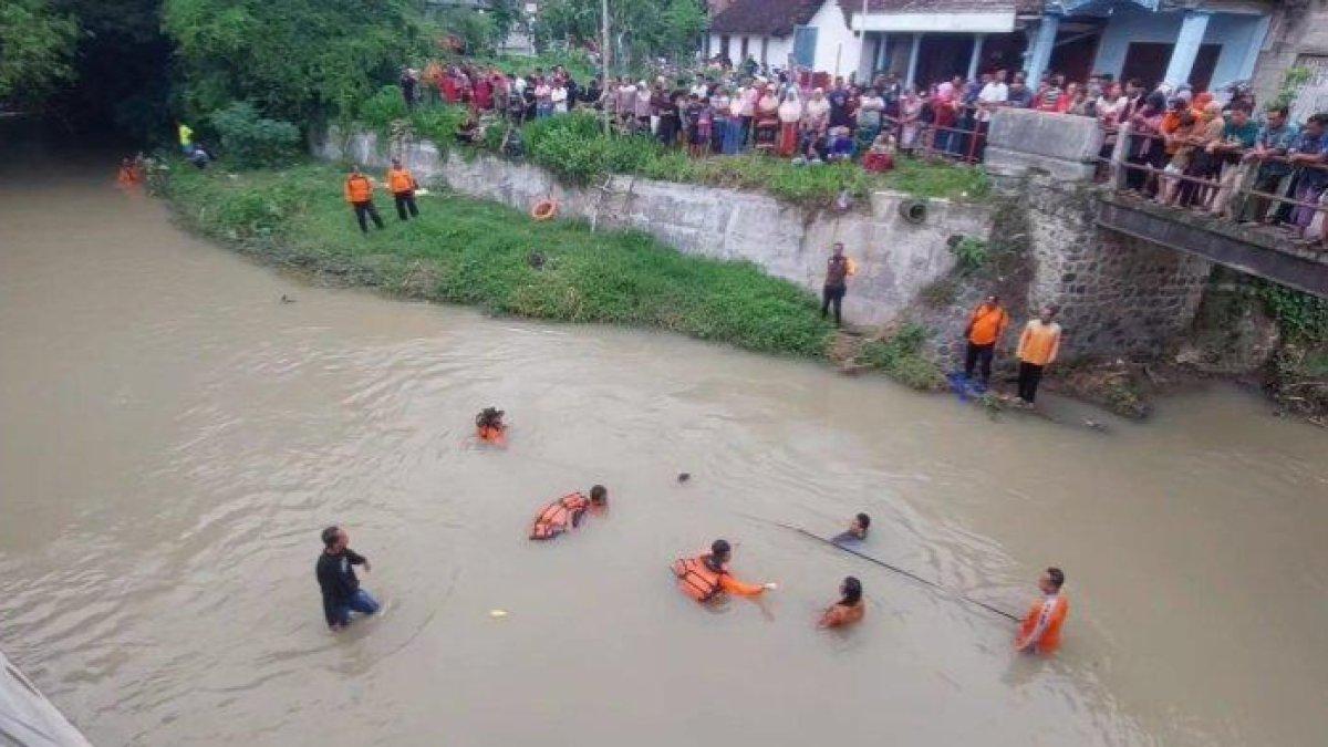 Penemuan jasad mengapung di sungai desa Nglandung.