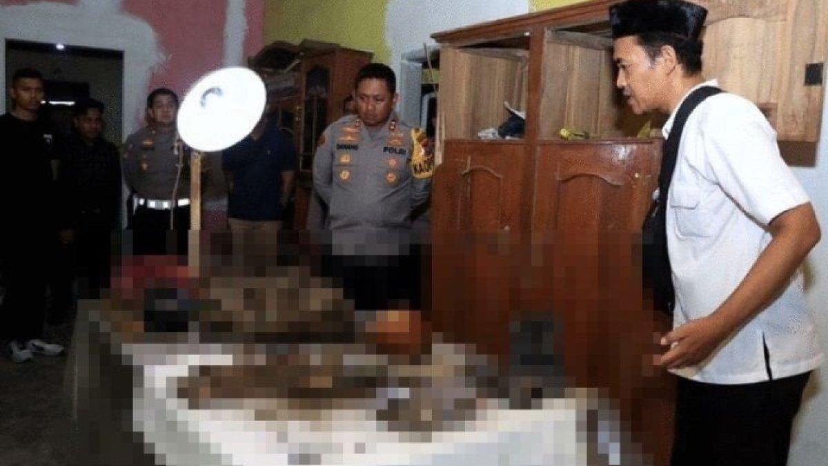 Kapolres Blitar Kota AKBP Danang Setiyo PS memberikan keterangan terkait temuan tengkorak dan tulang belulang terkubur di lantai rumah di Desa Bacem, Blitar.