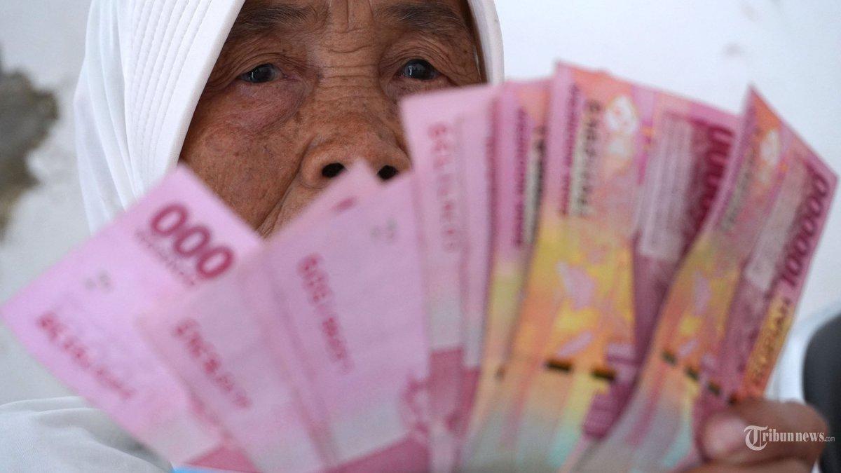 Keluarga Penerima Manfaat (KPM) menerima bantuan sosial (bansos) dari Bantuan Pangan Non Tunai (BPNT) dan Program Keluarga Harapan (PKH) di Kantor Pos Besar, Jalan Asia Afrika, Kota Bandung, Jawa Barat, Jumat (10/5/2024).