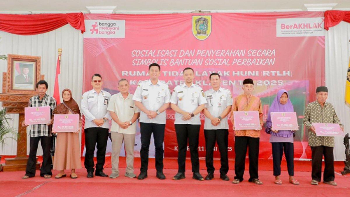 BANTUAN HAMENANG - Bupati-Wabup Klaten Hamenang Wajar Ismoyo-Benny Indra Ardhianto bersama perwakilan penerima bantuan sosial perbaikan RTLH Tahun Anggaran 2025 di Gedung RSPD Klaten, Rabu (11/6/2025).