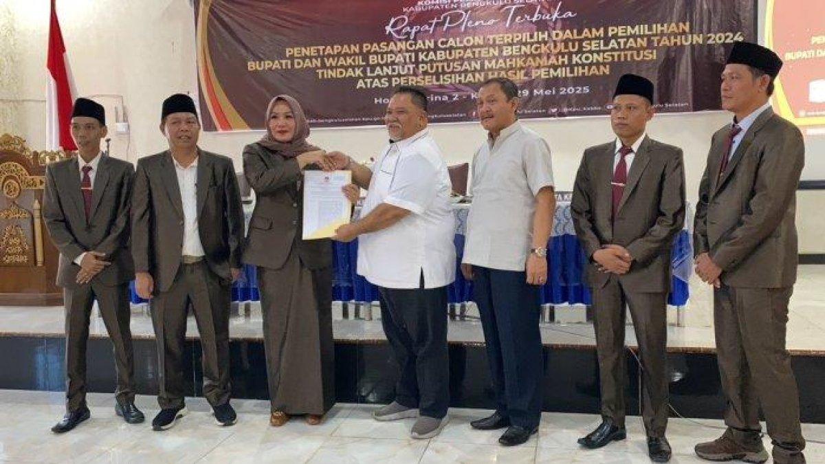 BUPATI BENGKULU SELATAN - KPU Bengkulu Selatan saat menyerahkan putusan penetapan Bupati dan Wakil Bupati Bengkulu Selatan, Kamis (29/5/2025). KPU Bengkulu Selatan tetapkan Rifai Tajudin–Yevri Sudianto sebagai Bupati dan Wakil Bupati terpilih usai PSU dan putusan MK.