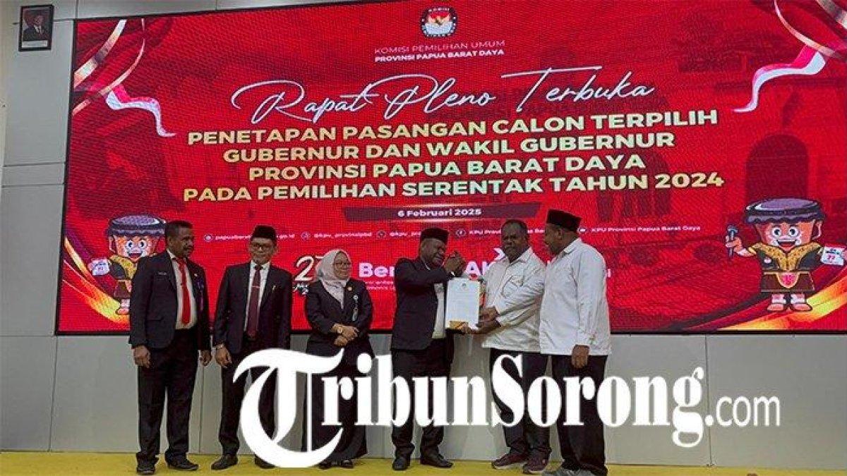 RAPAT PLENO - KPU Papua Barat Daya menggelar rapat pleno terbuka untuk menetapkan pasangan calon (paslon) Gubernur dan Wakil Gubernur Papua Barat Daya terpilih pada Pilkada 2024. Rapat pleno ini dipimpin Ketua KPU Papua Barat Daya Andarias Daniel Kambu di VEGA PRIME Hotel & Conference, Kota Sorong, Kamis (6/2/2025) malam.