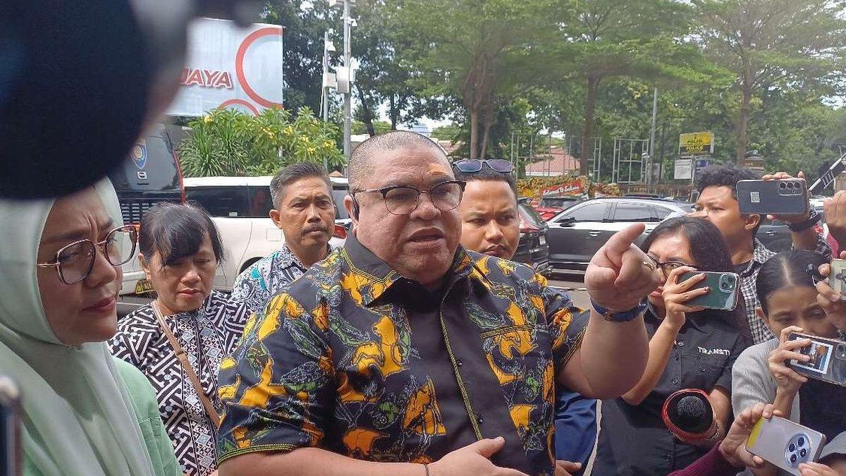 Pengacara Razman Arif Nasution tampak mengenakan plester di bagian dahi sebelah kirinya setelah mendapat pukulan dari Nikita Mirzani.