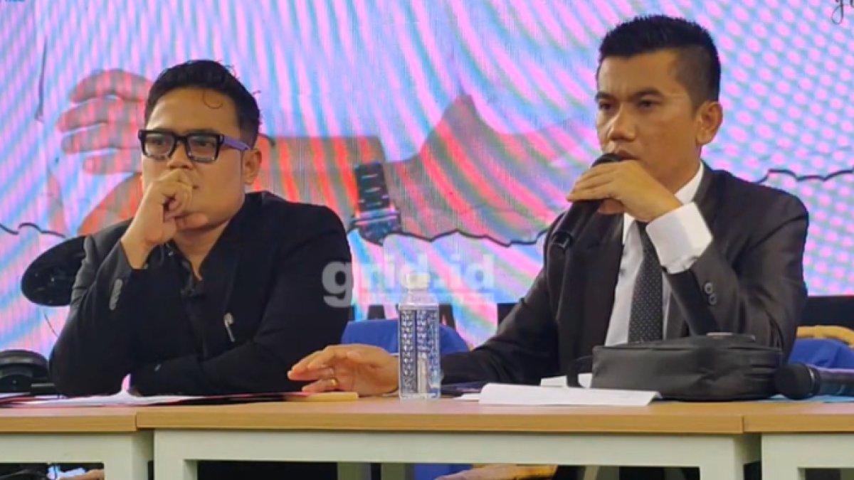 TANGGAPAN PIHAK REVELINO - Potret pengacara Revelino diambil dari YouTube, Jumat (18/4/2025). Pengacara Revelino tanggapi tangisan Lisa Mariana.