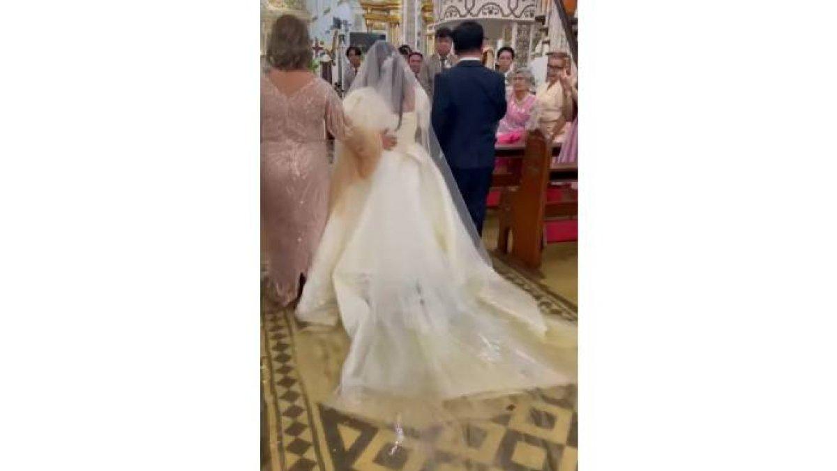 Pengantin ini rela menikah basah-basahan karena Gereja terendam banjir 2