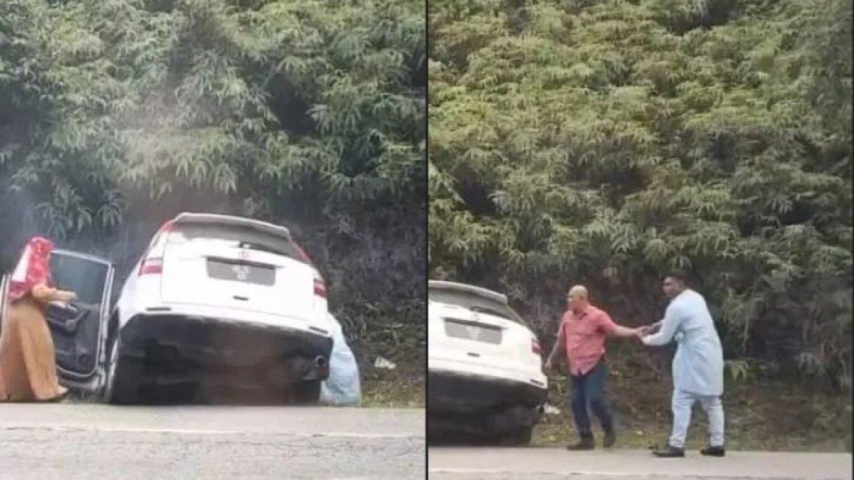 Pengantin pria terlihat membantu keluarga korban kecelakaan keluar dari mobil untuk memastikan keselamatan mereka.