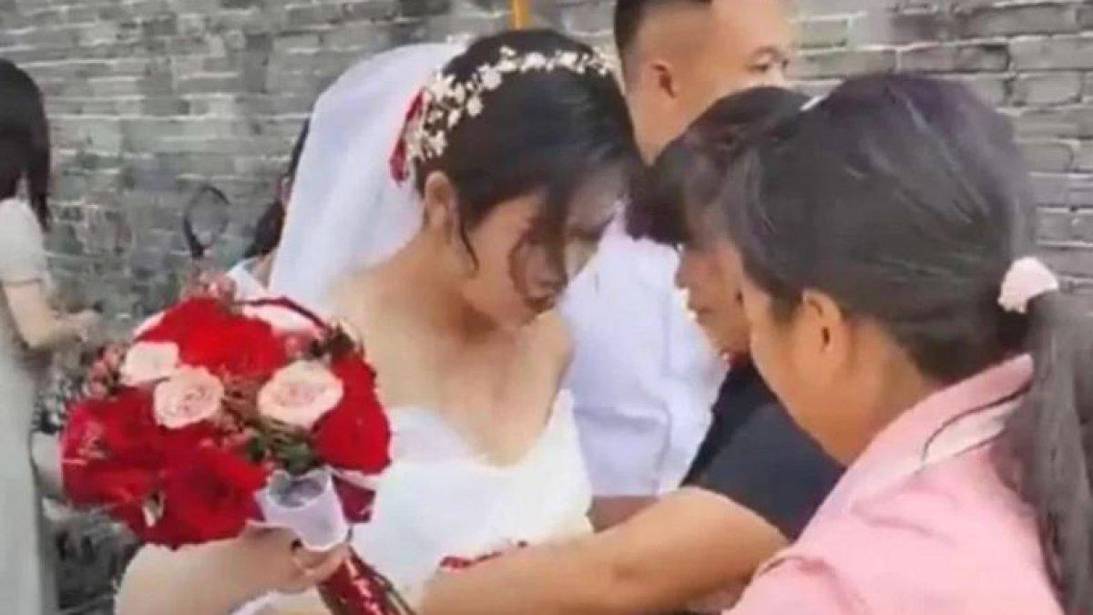 Pengantin wanita bingung diberi celemek.