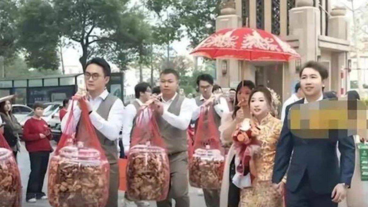 Pengantin wanita diberi hadiah ayahnya kulit jeruk 60 kilogram.