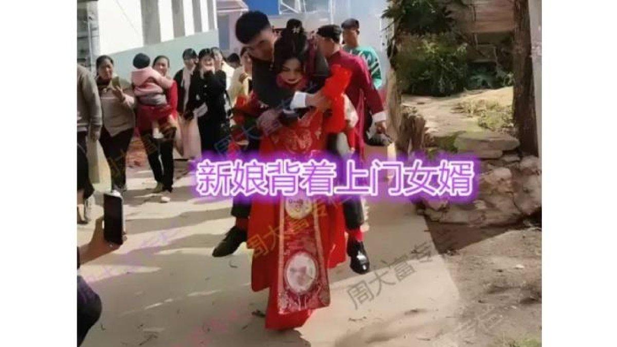 Pengantin wanita menjadi viral karena menggendong pengantin pria (1)