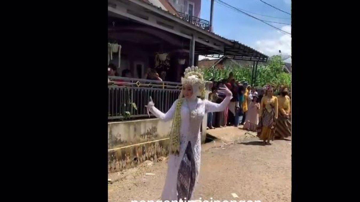 Pengantin wanita nari jaipong